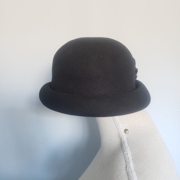 Wool bowler hat with burgundy velvet bow - Picture 2 of 3